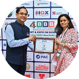 Dr. Vasundhara Sen receiving the Operational Excellence in Biofuels award