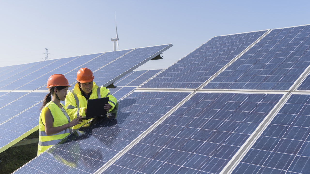 Advantages of outsourced O&M for solar plants